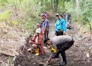 Bhabinkamtibmas Polsek Banggae Bersama Warga Gelar Kerja Bakti Bangun Jalan Tani Program Rembuk Padat Karya 2025