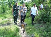 Wujud Peduli, Kapolres – Dandim Sidrap Beri Bantuan Kambing Untuk Pak Amir