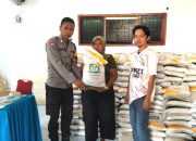 Bhabinkamtibmas Polsek Sendana Kawal Penyaluran Bantuan Beras dan Minyak Goreng di Desa Ulidang