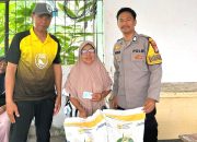 Bhabinkamtibmas Polsek Banggae Kawal Penyaluran Bantuan Pangan CBP 2025 di Kelurahan Baurung