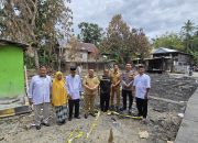 Pasca Kebakaran di Copala, Bhabinkamtibmas Polsek Banggae Dampingi Bupati Majene dan Baznas Turun Langsung Pantau Lokasi Kebakaran