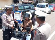 Satlantas Polres Bone Apresiasi Pengendara Tertib Dengan Bagi-bagi Payung