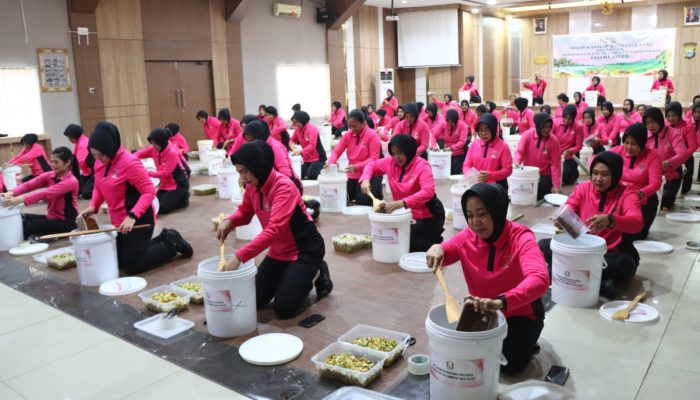 Bhayangkari Polres Palopo Ikuti Workshop Serentak Ecoenzyme Yang Berhasil Raih MURI 2025