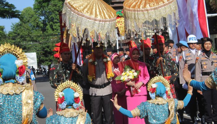 Disambut Tradisi Tari Paddupa dan Angaru,  Irjen Pol. Djuhandhani Rahardjo Puro Injakan Kaki Di Mapolda Sulsel