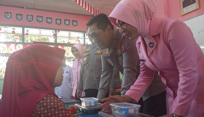 Pastikan Pemenuhan Gizi Anak Sekolah, Kapolda Sulsel Bersama Ketua Bhayangkari Daerah Tinjau SPPG dan Pendistribusian MBG di SDN Paccerakkang