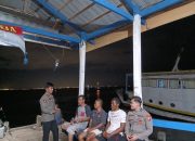 Hangat di Tengah Laut, Polisi Polsubsektor Sangkarrang Patroli Sambil Menyapa Warga
