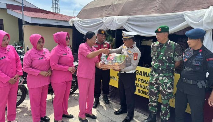 Bhayangkari Polres Bone Kunjungi Pospam dan Posyan Ops Lilin 2025, Beri Dukungan Moril Personel