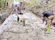 Wujud Nyata Kehadiran Polri, Bhabinkamtibmas Polsek Banggae Gotong Royong Bersama Warga Bangun Jalan Tani di Totoli