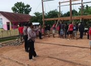 Kapolsek Belawa Pimpin Gotong Royong Mendirikan Rumah Panggung Warga