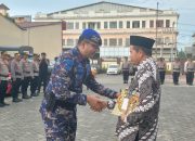 Polres Gowa Gelar Wisuda Purnabakti 2025, Kapolres Serahkan Daftar Personel Purnabakti kepada Ketua PP Polri Gowa