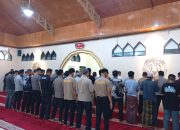 Polres Majene Bersama Warga Gelar Sholat Gaib untuk Korban Bencana di Sumatra dan Erupsi Semeru