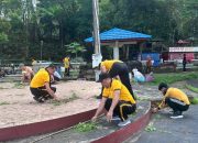 Wujud Kepedulian Lingkungan, Polres Sinjai Bersama Instansi Gelar Kerja Bakti di Taman Topekkong.
