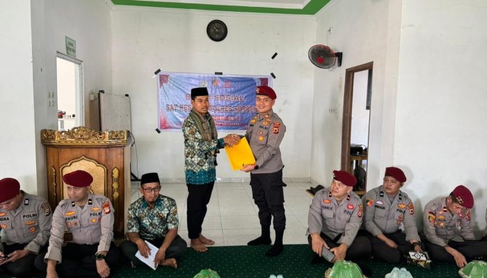 Peringati HUT Reserse Ke 78 Tahun, Kasat Reskrim Polres Soppeng  Gelar Bakti Sosial di Pondok Pesantren