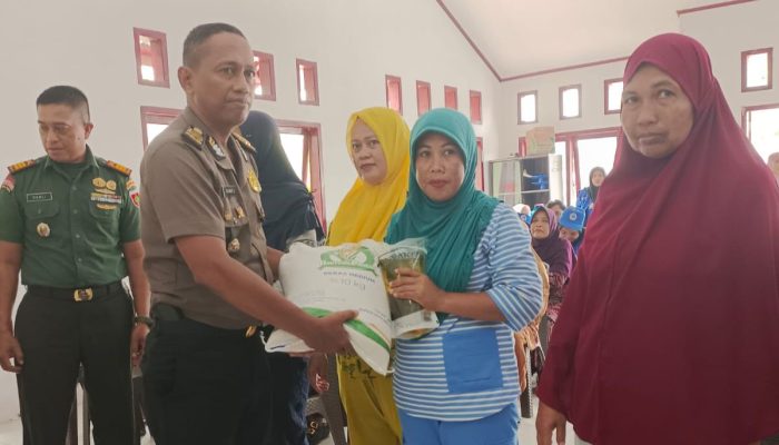 Kapolsek Bontomatene Pimpin Pengamanan Penyaluran Bantuan Pangan Kepada 84 KK di Batangmata