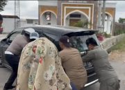 Mobil tergelincir Saat ingin Parkir di Masjid, KRI Polres Bulukumba Sigap Bantu Warga
