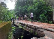 Personel Polsek Benteng Pantau dan Bantu Warga Baera Kerja Bakti Bangun Jembatan Darurat