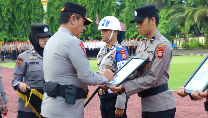 Kapolda Sulsel Pimpin Upacara Pemberian Penghargaan dan PTDH Personel Polda Sulsel