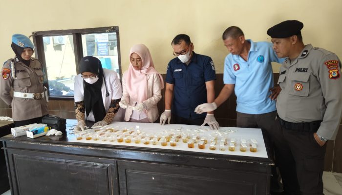 Polres Sinjai Lakukan Tes Urine Mendadak, Pastikan Anggota Bebas Narkoba.