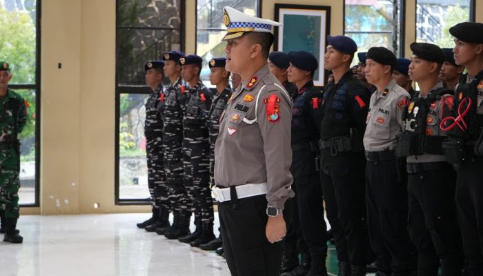 Apel Gelar Pasukan Ops Lilin Marano, Tandai Pelayanan Nataru 2025, Kapolda Sulbar: Jamin Layanan Menyeluruh