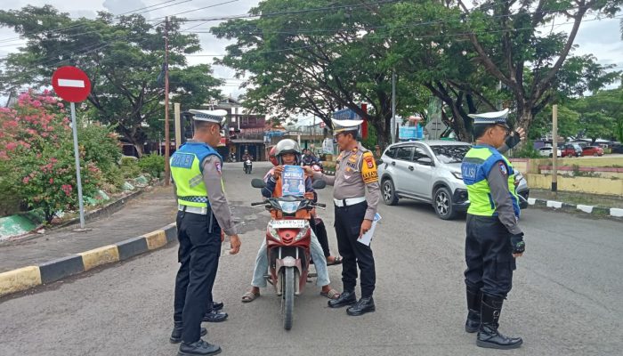 Hari Pertama Ops Lilin, Kasat Lantas Polres Jeneponto Sosialisasi Tertib Berlalulintas Kepada Pengguna Jalan