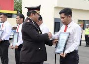 Peringati Hari Ibu ke-97, Kapolres Selayar Ganjar Penghargaan 4 Personel Berprestasi