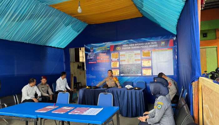 Kapolres Maros Bersama Pejabat Utama Lakukan Peninjauan Ke Posko Pengamanan, Bagikan Bingkisan Untuk Personel