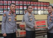 Kapolres Wajo Berikan Bingkisan Natal kepada Personel Nasrani sebagai Wujud Kebersamaan