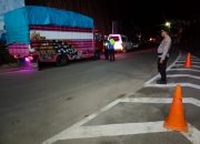 Personel Pos Lilin 2025 Intensifkan Pengaturan Arus Lalu Lintas Malam Hari di Makale dan Salubarani