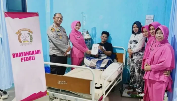 Bhayangkari Peduli: Ketua Bhayangkari Cabang Enrekang Besuk Anak Anggota yang Sakit di RSUD Massenrempulu