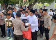 Usai Salat Jumat, Kapolres Selayar Pimpin Personel Berbagi Makanan di Masjid Rahmatan Lil Al Alamin