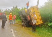 Tanggap dan Sigap, Personel Polsek Pamboang Polres Majene Amankan Lokasi Laka Tunggal Dump Truck Terbalik