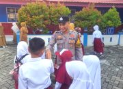 Polisi Go To School, Bhabinkamtibmas Polsek Banggae Jadi Pembina Upacara di SDN 24 Saleppa