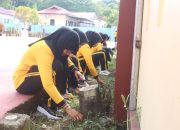 Usai Senam Pagi, Personil Polres Sinjai Bahu Membahu Bersihkan Lingkungan.