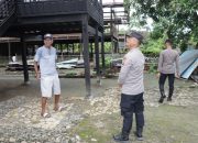 Personel Polres Barru Laksanakan Pemulihan Pasca Bencana Angin Kencang di Palanro Kecamatan Mallusetasi Kabupaten Barru