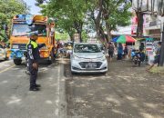 Truk Tronton Mogok di Tengah Jalan, Personel Lantas Polres Jeneponto Sigap Atur Arus