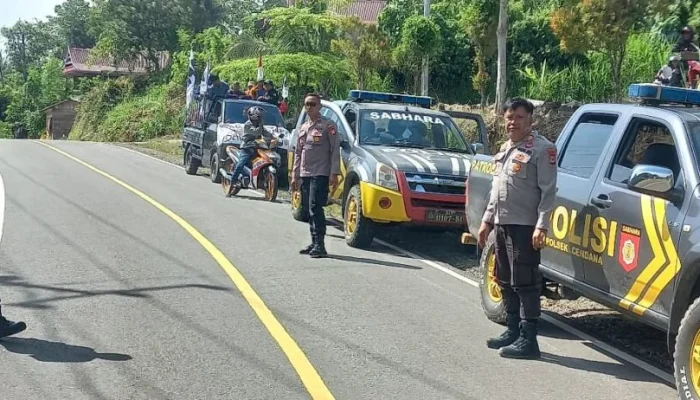 Personel Polsek Maiwa Laksanakan Pengawalan Aksi Demo Aliansi AMPU di Mapolres Enrekang