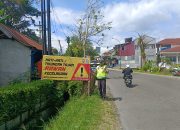 Upaya Preventif Polri, Satlantas Polres Tana Toraja Pasang Spanduk Keselamatan Berkendara