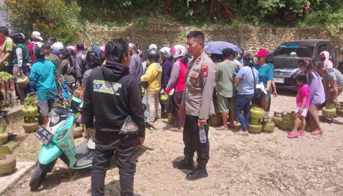 Berlangsung Kondusif, Kapolsek Sopai Pimpin Pengamanan Operasi Pasar Gas 3 Kg di Halaman Kantor Camat