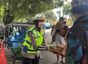 Berbagi Senyum Dengan Masyarakat, Polwan Ditlantas Polda Sulsel Berbagi Dengan Masyarakat Yang Membutuhkan