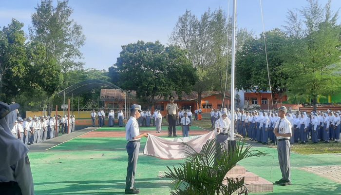 Sesuai Arahan Kapolres, Kapolsek Bontomatene Jadi Pembina Upacara di SMAN 2 Selayar Tekankan Disiplin dan Keselamatan Remaja