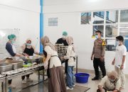 Awasi Pengolahan Produk MBG, Bhabinkamtibmas Polsek Banggae Polres Kontrol Aktivitas SPPG di Kelurahan Totoli