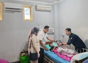 Wujud Kepedulian Pimpinan, Kapolres Sinjai Jenguk Anggotanya Yang Sedang Sakit