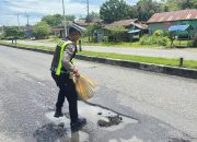 Cegah Kecelakaan, Satlantas Polres Barru Lakukan Perbaikan Jalan Berlubang di Poros Barru–Parepare
