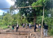 Personel Gabungan Bongkar dan Bakar Arena Sabung Ayam di Desa Bukit Harapan Gantarang