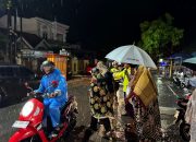 Meski Diguyur Hujan, Personel Gabungan Polres Soppeng Amankan Sholat Tarawih