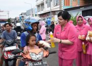 Kapolres Bulukumba Borong Semua Takjil di Bundaran Pinisi untuk Dibagikan Gratis