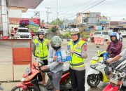 Ditlantas Polda Sulbar Bagikan Leaflet, Himbau Tertib Helm dan Keselamatan Lalu Lintas