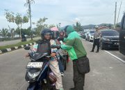 Ditlantas Polda Sulbar Gandeng Komunitas Ojol Bagi Takjil dan Tebarkan Pesan Keselamatan