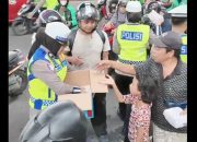 Ditlantas Polda Sulsel Bagikan Takjil kepada Pengendara Jelang Buka Puasa, Dirlantas : Berbagi Kebahagiaan Untuk Sesama