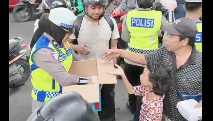 Ditlantas Polda Sulsel Bagikan Takjil kepada Pengendara Jelang Buka Puasa, Dirlantas : Berbagi Kebahagiaan Untuk Sesama
